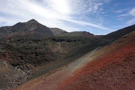 Barevný písek a popel v kaldeře Haleakala